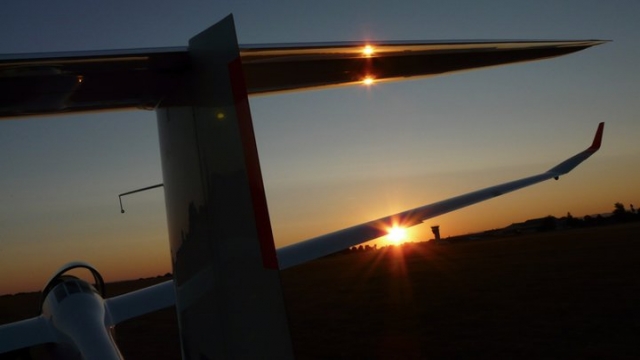 Planeur au couche du soleil.jpg